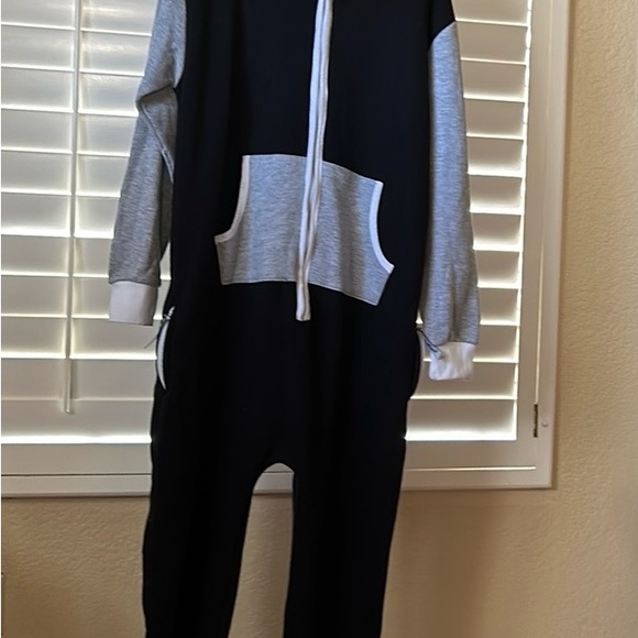 Unisex hooded onsie!!  Black and gray, front and side pockets.  Size XXL - Picture 4 of 6